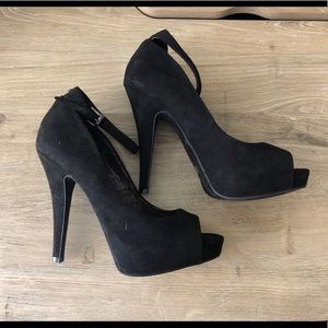 Guess women’s platform ankle strap in black.